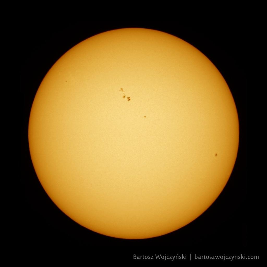 A Fotosfera Região do Sol que emite a maior parte da luz visível. Possui uma temperatura de cera de 6.000 K.