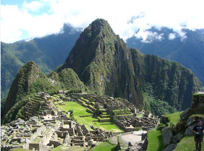 Machu Picchu é uma cidade pré-colombiana bem conservada, que está localizada no meio de uma montanha, a 2500 metros de altitude. Desde 2007, é uma das Sete Maravilhas do Mundo Moderno.