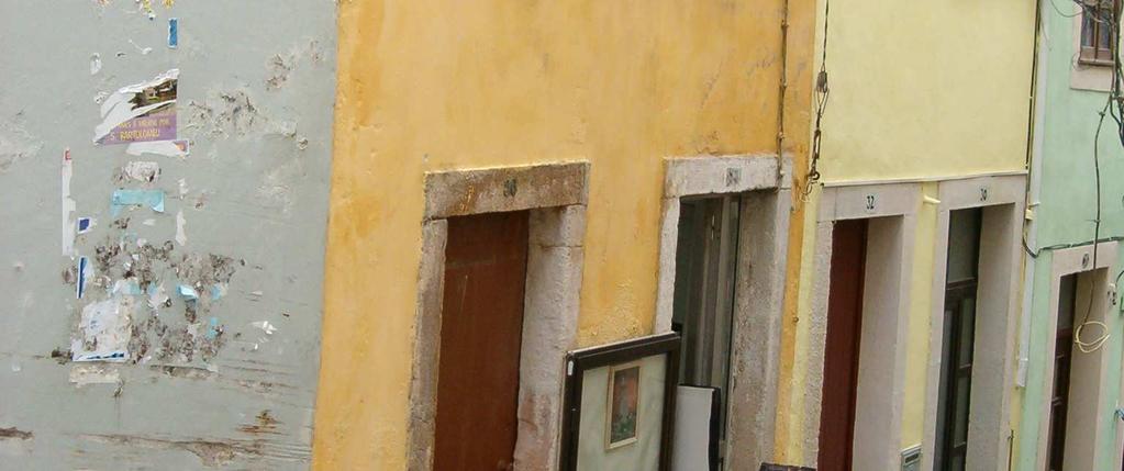 Martins de carvalho com a Rua do Colégio Novo. Neste local, junto da muralha, esteve situada durante vários séculos, uma das judiarias da cidade.