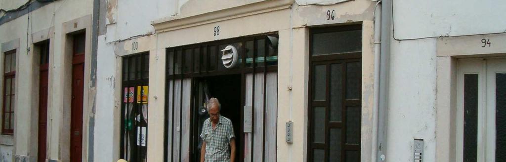 Martins de carvalho com a Rua do Colégio Novo. Neste local, junto da muralha, esteve situada durante vários séculos, uma das judiarias da cidade.