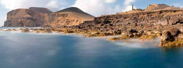 Visitar a ilha é também aventurar-se pelos Capelinhos, numa terra formada há 50 anos apenas numa mediática erupção vulcânica, deslumbrar-se com a Caldeira ou descontrair na conhecida praia do Porto