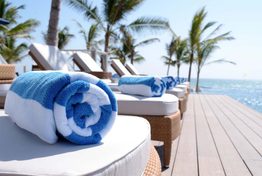 I B I Z A O charme da ilha espanhola Ibiza é a inspiração que dá nome à coleção de toalhas da TEKA para piscina.
