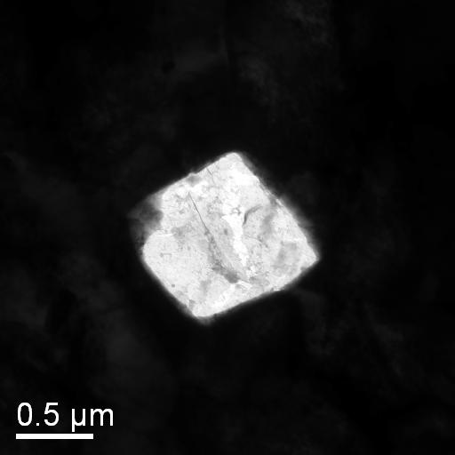 do tubo (aproximadamente a 9 mm da superfície externa da espessura de parede do tubo) em regiões de microsegregação, herdadas