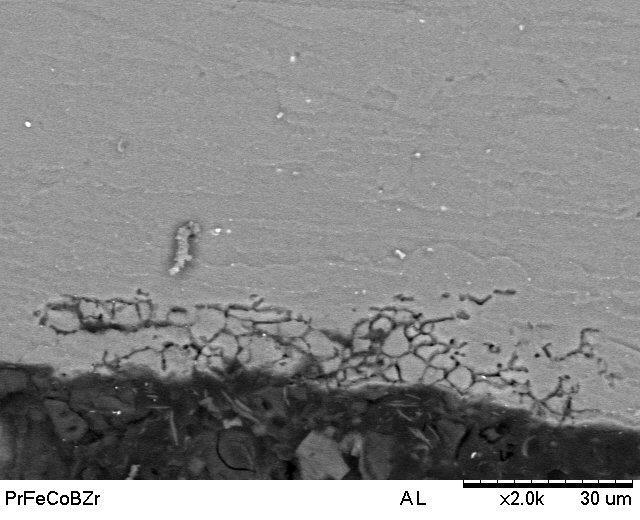 (a) Figura 2 - Micrografia da seção transversal da liga Al-Cu-Li AA 2198-T8 após ensaio de corrosão intergranular.