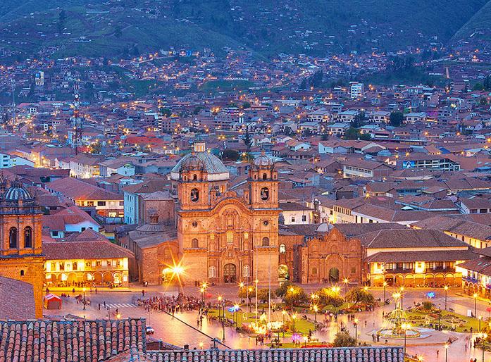 a Cuzco (voo AV809 às 08:00 chegada às 09:25); Chegada à cidade de Cuzco e