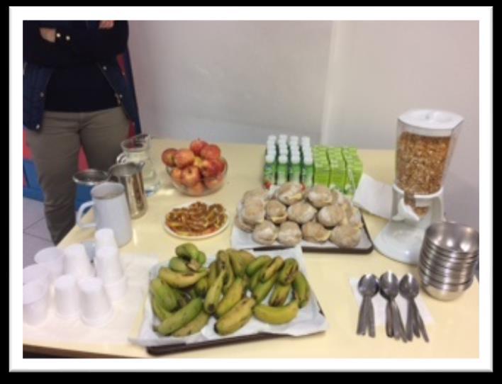 maçã e maçã com manteiga de amendoim) e também pão com queijo.