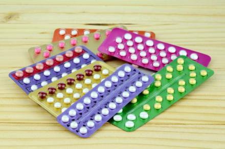 Métodos Hormonais O principal método hormonal é a pílula anticoncepcional, uma mistura de derivados sintéticos de estrogênios e