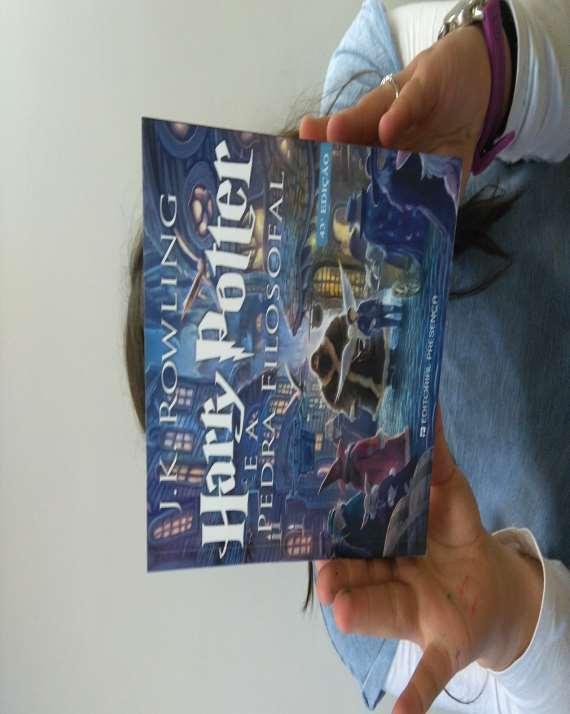 HARRY POTTER E A PEDRA FILOSOFAL Este livro é a minha cara, porque é emocionante.