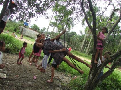 Durante a nossa exploração pelo ambiente, nossa caminhada até o novo campinho, encontramos árvores frutíferas como pé