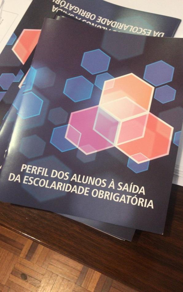 Perfil dos Alunos Referencial educativo único que, üconfigura o que se pretende que os jovens portugueses alcancem no final da escolaridade obrigatória, üenuncia os princípios, a visão, os valores e