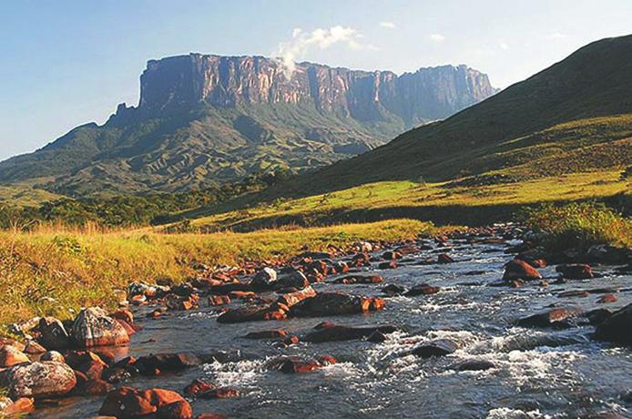 Figura 3 Visão paisagística do Supergrupo Roraima, Roraima. Foto de Paulo Sergio Gomes Paim (2013). Figure 3 Landscape View of Roraima Supergroup, Roraima. Photo by Paulo Sergio Gomes Paim (2013).