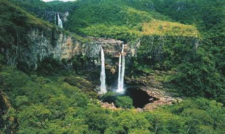 Figura 6 Visão paisagística do Parque Nacional da Chapada dos Veadeiros, cachoeiras do Rio Preto. Foto de David (2000).