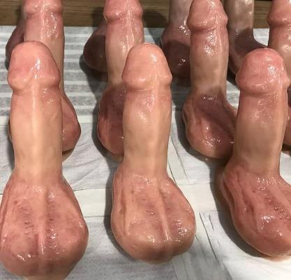 As próteses penianas que são vendidas em sexy shop servem apenas de uso sexual de quem as compram e usam, são confeccionadas nas indústrias, suas texturas muitas vezes são mais rígidas, possuem
