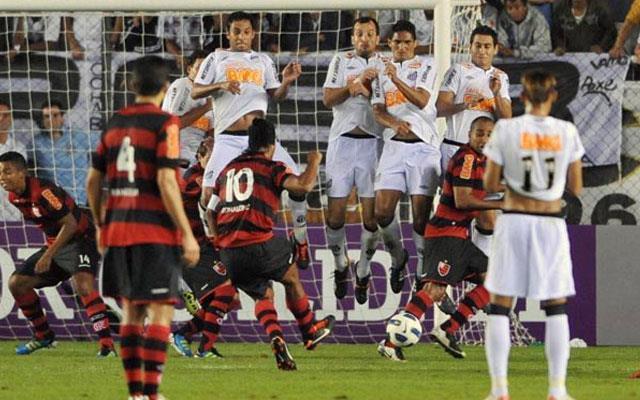 do 2º.tempo. O encontro no 2º.tempo seria 2x1 para o Figueirense, e no ano seguinte na 2ª.divisão, duas vitórias da Port.Desportos por 2x1 em Florianópolis e 3x1 em São Paulo. FOTO: jogosperdidos.