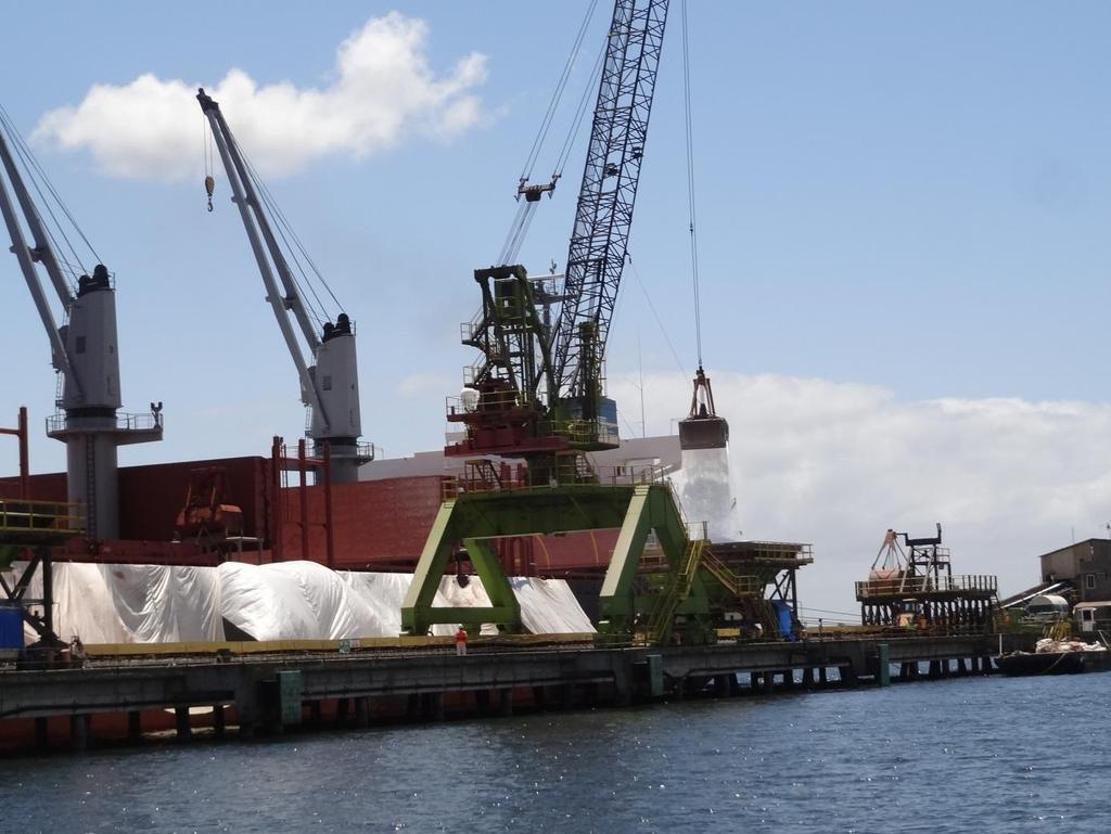 Figura 3: Operação de descarga de um navio de fertilizantes no porto de Paranaguá Fonte: ESALQ-LOG (2013) 2.2.3. Misturadoras O elo produtivo final da cadeia de fertilizantes são as misturadoras, que a partir dos fertilizantes básicos obtêm-se os fertilizantes finais.