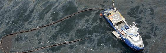 Vazamento de petróleo O derramamento de petróleo normalmente acontece por causa de embarcações despreparadas, águas turbulentas que