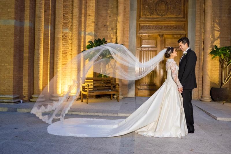 fotógrafo parecerá um diretor de cinema no set do filme, constantemente organizando os indivíduos em grupos para produzir as imagens tradicionais do casamento.