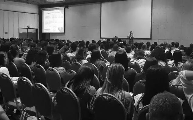 Ingrid Quartarolo palestrando para mais de 2 mil participantes do 8º Congresso Internacional de Fisioterapia (Brasil) Dra.