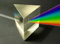 Descobriu a dispersão da luz num espectro colorido por meio da refração através de um prisma - Acreditava que a