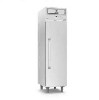 . Refrigerador vertical com porta de vidro, com controlador eletrônico que apaga as luzes quando o ponto de venda está fechado 03. Tensão conforme memorial, 220V. 04.