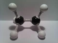 12. Observa os modelos de moléculas de hidrocarbonetos e responde às seguintes questões. a) Escreve as fórmulas moleculares de cada hidrocarboneto.