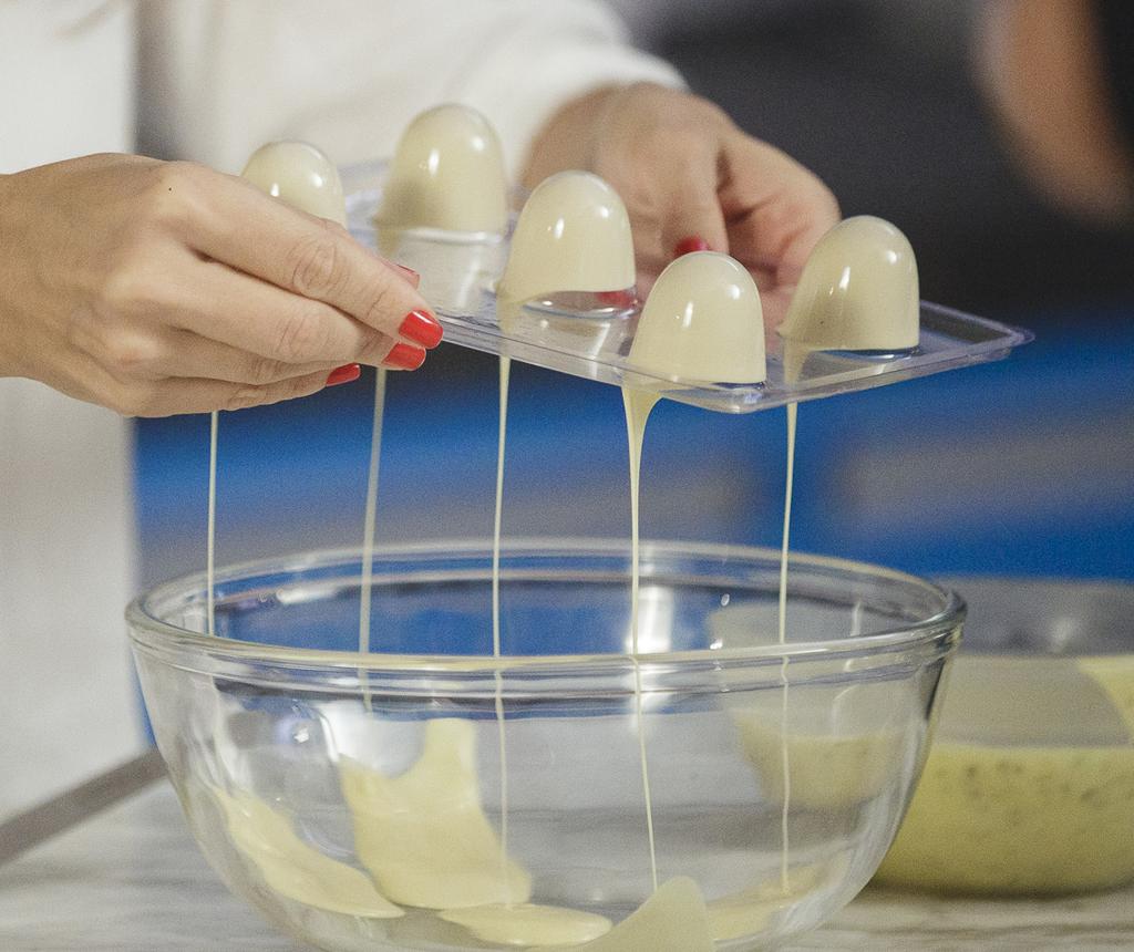 Modo de Preparo 5 1. No chocolate já derretido em banho maria, misture o suco e o limoncello. 2.