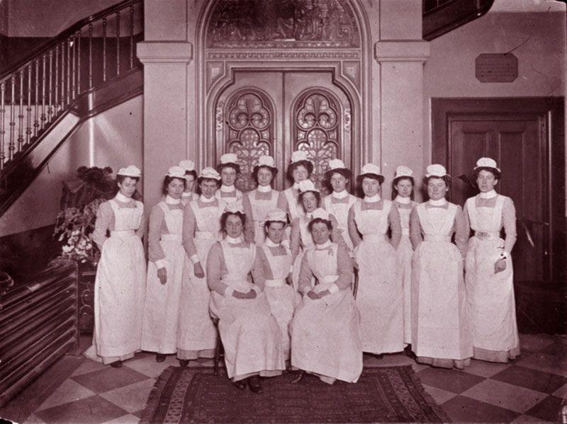 Em 1877 as primeiras enfermeiras diplomadas começam a prestar serviços a domicílio em New York.