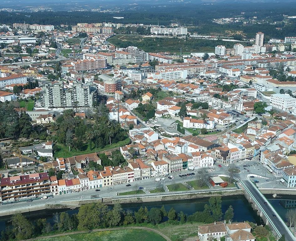 ÁGUEDA O MUNICÍPIO Localizada na Região Centro, Águeda é o maior concelho do distrito de Aveiro. Com uma superfície total de 335 km 2 e uma população de 47.