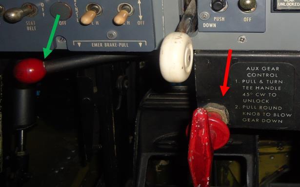 alavanca do baixamento do trem em emergência ao invés da manopla do freio em emergência (Figura 2). Figura 2 - Posição das alavancas de comando na cabine.