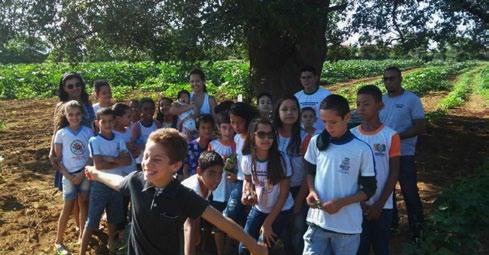 alunos, equipes escolares, famílias e comunidade.