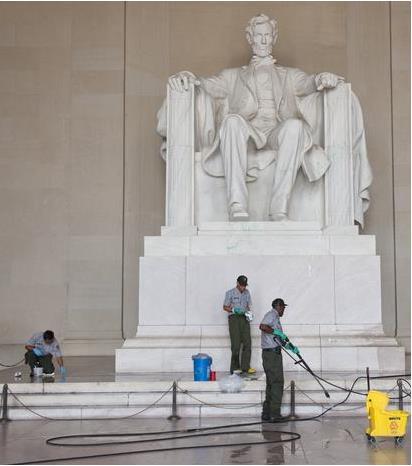 Técnica dos Cinco Por quês Foi percebido que o monumento de Abraham Lincoln deteriorava-se mais rapidamente do que qualquer outro em Washington, D.C. Por quê? 1 Porque é limpo com mais frequência que os outros monumentos.