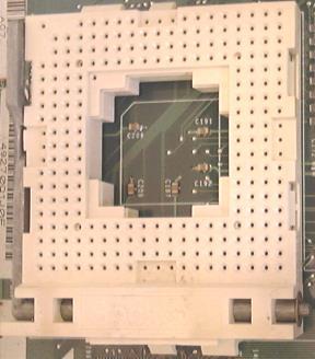 2 Sockets de processadores O socket (ou soquete em português) é o local onde se instala um processador na placa mãe, ele possui uma certa quantidade específica de contatos elétrico com o processador.