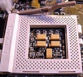 funcionar, temos também de observar as características do chipset da placa mãe, graças à ele sabemos quais características uma placa mãe terá. O socket, dependendo do seu tipo, possui furos ou pinos.