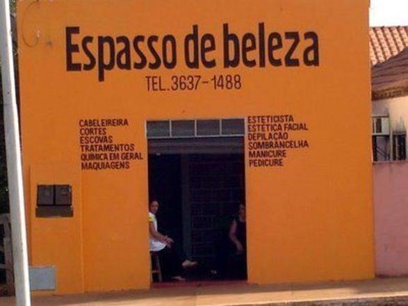 Dúvida 29 Com crase ou sem? Existem apenas 04 casos em que a crase é obrigatória: o Diante de palavras femininas. Ex.: Domingo vamos à praia. o Quando dá a ideia de a moda de.