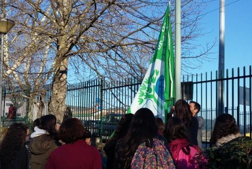 O hastear da Bandeira Verde foi um momento simples, mas com grande significado, uma vez que reuniu todo o Conselho Eco-Escola e serviu de arranque ao