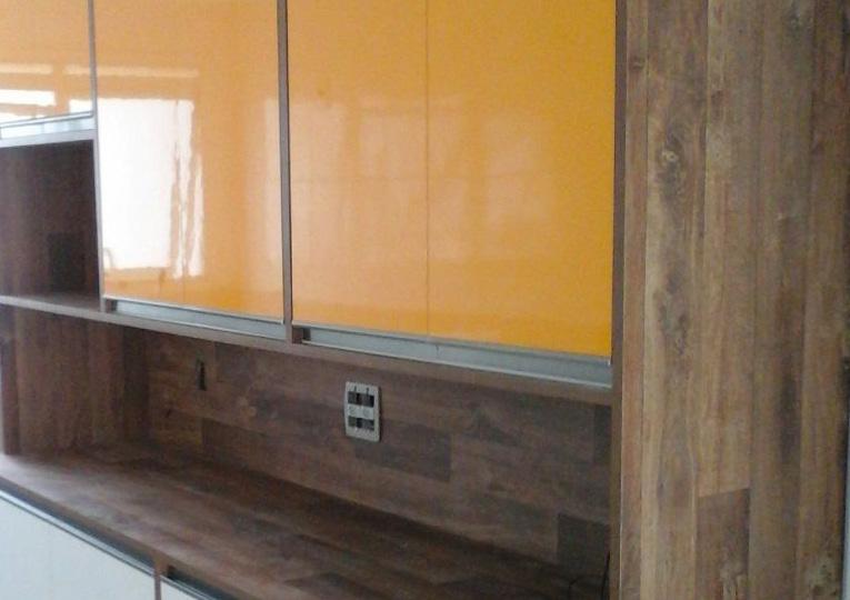 Projeto de cozinha combinando laminado BP em tons de madeira,