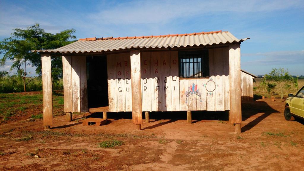 As condições sociais dos Avá-Guarani de Guaíra: o caso do Tekohá Marangatu e Tekohá Porã Figura 4 Escola comunitária da Aldeia Tekohá Guarani.