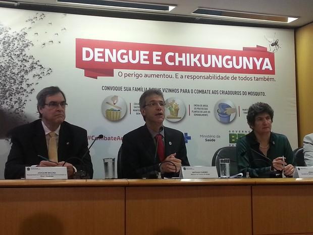 O ministro da Saúde, Arthur Chioro, informou nesta quarta-feira (12) que há 340 municípios brasileiros em situação de risco de dengue e outros 877 estão em situação de alerta.