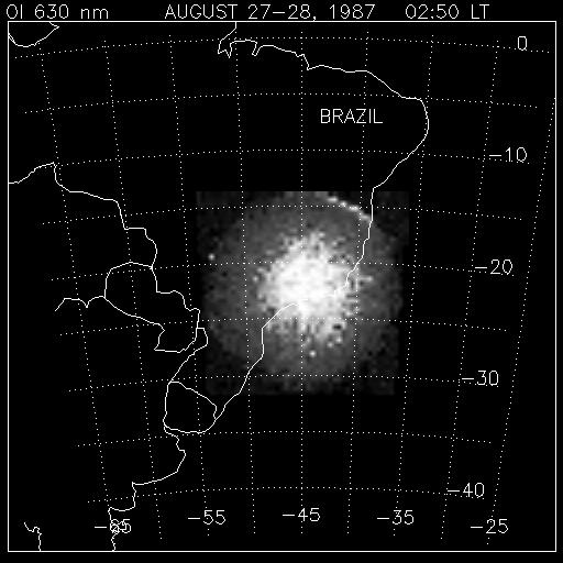 Figura 5.3: Campo de cobertura do imageador all-sky utilizado neste trabalho. A imagem corresponde à emissão OI 630,0 nm adquirida em Cachoeira Paulista na noite de 02/11/1999.