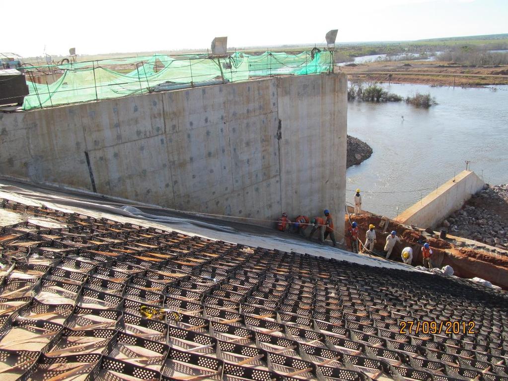 Estas áreas foram definidas entre as cotas 339 e 348 para o trecho da barragem