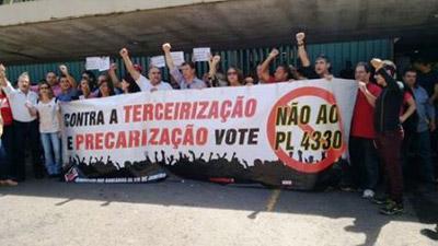 Barrados na Câmara, bancários protestam contra PL da terceirização Rendendo-se à vontade dos empresários, que financiaram as campanhas eleitorais, a Câmara dos Deputados aprovou nesta quarta-feira 8