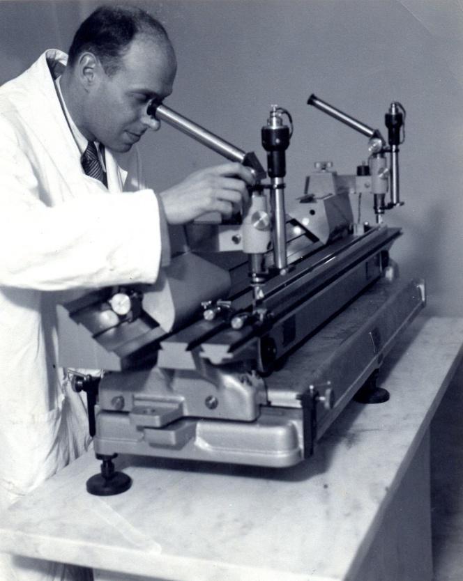 Física no Brasil: Pioneiros Europeus Em 1930 a Física era ensinada nas escolas de engenharia por engenheiros: Não havia cientistas físicos 1933- Bernhard