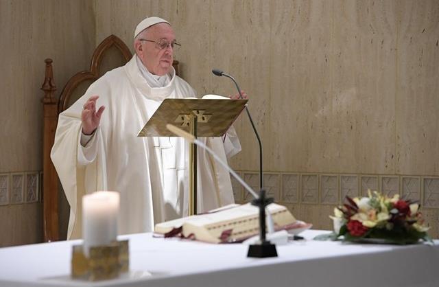 Papa Papa: é preciso deixar-se "misericordiar" por Deus Cidade do Vaticano (RV) - Quando Deus dá um dom, este é irrevogável. Isto é, não pode ser desfeito, não dá hoje e tira amanhã.