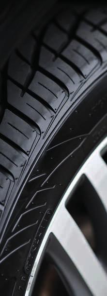 2 brilliant tire confere um brilho máximo aos flancos dos pneus. Renova e devolve aos pneus o aspeto negro e brilhante dos pneus novos.