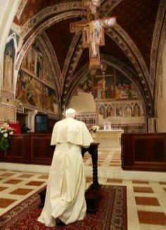 (Papa Francisco) O livro dedicado ao "Sacerdócio" e publicado em seis línguas - alemão, francês, polonês, espanhol, inglês e italiano - é uma coletânea de escritos e pregações de Ratzinger aos
