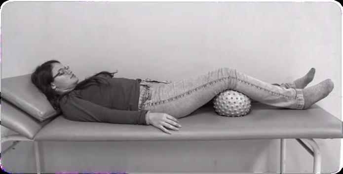 joelho e a cama; usando apenas a perna, aperte a bola para baixo.