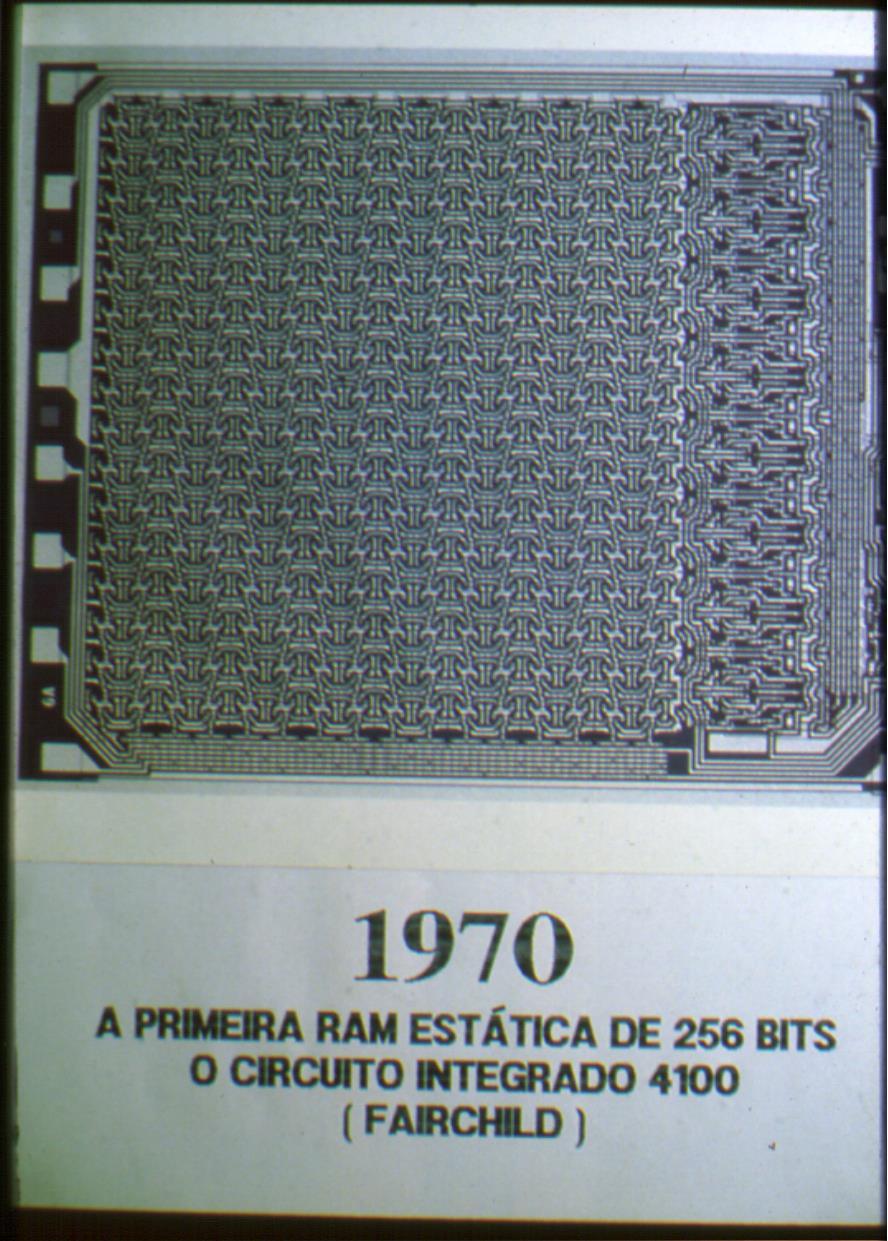 Memória Estática Primeira memória de capacidade razoável - 256 bits Projetada por