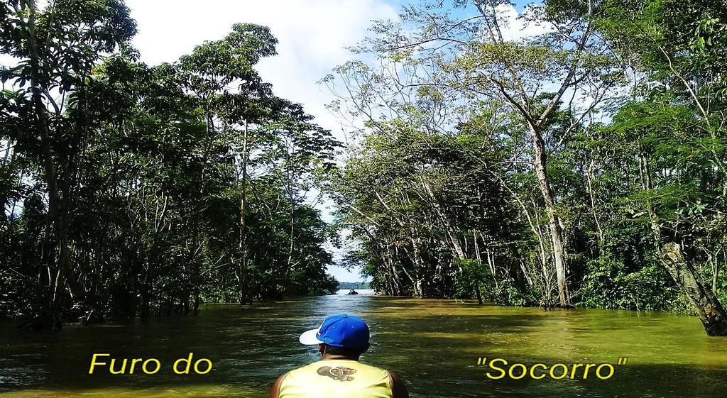 Outro acesso seria vindo pelo Lago de Tefé, até ver um furo, este que varia dependendo do período, na vazante não tem como passar de barco, então os moradores das comunidades circunvizinhas evitam