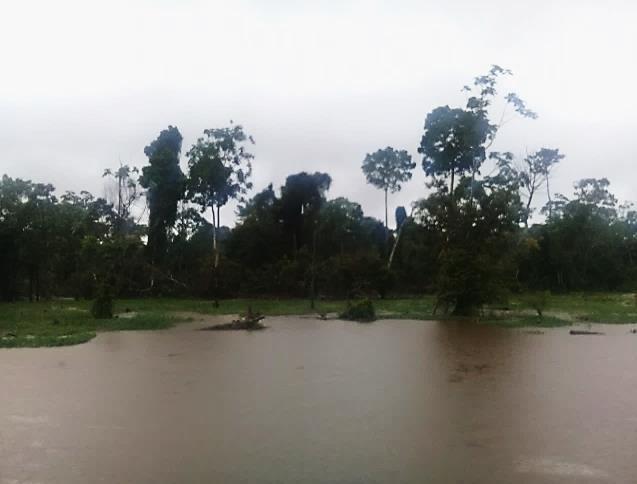 67 Figura 29: Chuva na paisagem, em meio à mata e o rio. Fonte: SOUZA, R. P. (Setembro de 2017).