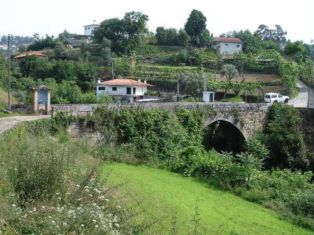 Alminhas da Ponte Velha A9 As alminhas encontram-se adossada a uma das guardas da Ponte Velha.